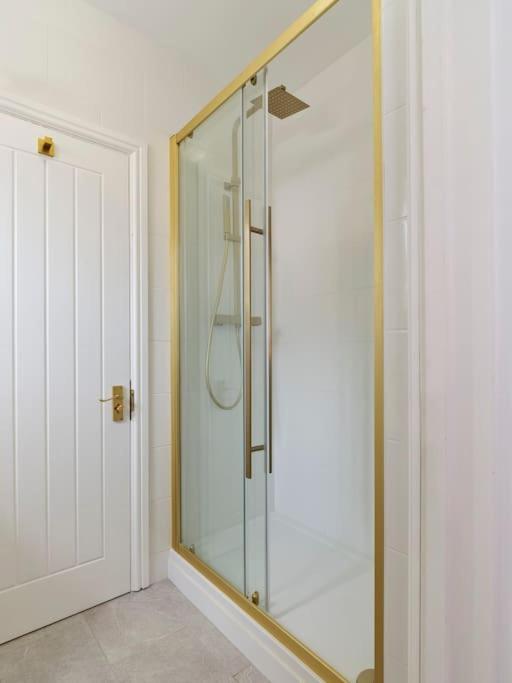 Rofennie Suite -Luxury Ensuite Room! Maidstone Eksteriør billede