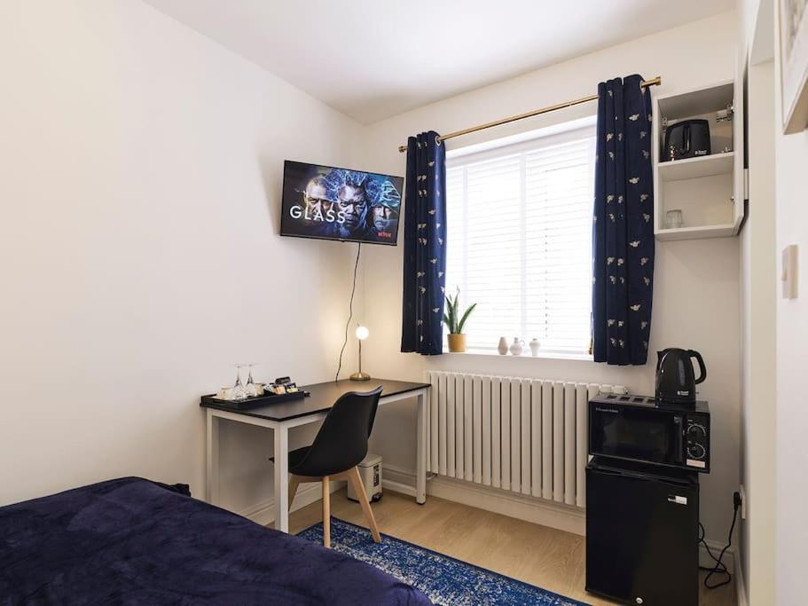 Rofennie Suite -Luxury Ensuite Room! Maidstone Eksteriør billede