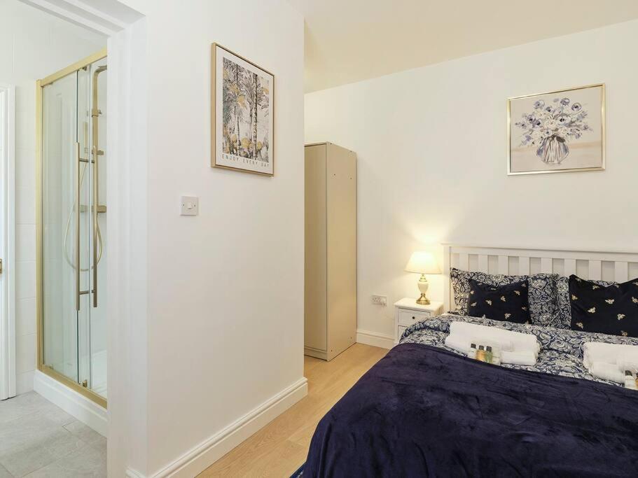 Rofennie Suite -Luxury Ensuite Room! Maidstone Eksteriør billede
